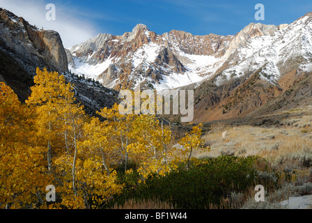 Herbstliche Aussicht im McGee Creek-Tal, die Berge der Sierra Nevada, Kalifornien Stockfoto