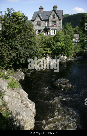 Dorf von Betws-y-Coed, Wales. Haus am Fluss Llugwy in der Nähe von Betwe-Y-Coed Pont-y-paar Brücke. Stockfoto