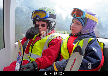 zwei jungen in einer Gondel heben, Steiermark, Alpen, Österreich Stockfoto