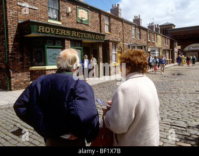 Großbritannien, England, Manchester, Granada Television Studio Besucher am Coronation Street set Stockfoto