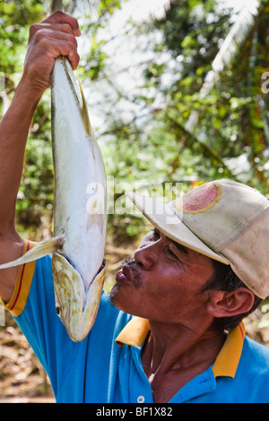 Ein Fischer, ein frisch gefangenen Fisch hält. Guimaras Island Philippinen Stockfoto
