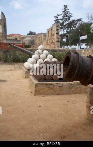 am Palazzo del Provedittore königlicher Palast Eingang in der alten Stadt Famagusta türkische Republik Nordzypern Trnc Kanone Stockfoto