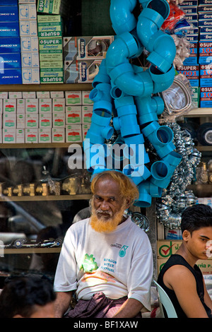 Alter Mann in Fron in seinem Hydraulik Shop, Yangon, Myanmar. Stockfoto