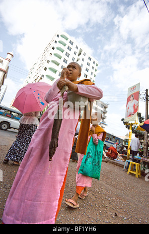 Zwei Nonnen nehmen Angebote, Yangon, Myanmar. Stockfoto