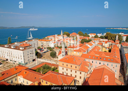 Panoramablick auf die Altstadt von Zadar aus dem Bell Turm von St. Anastasia Kathedrale, Dalmatien, Kroatien Stockfoto