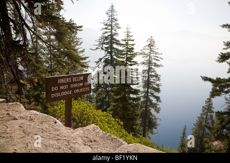 Schild am Wegesrand Cleetwood Cove. Schild "Wanderer unterhalb - nicht werfen oder verdrängen Objekte" Stockfoto