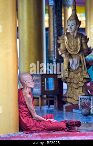 Menschen beten zu Shwedagon Paya, Yangon, Myanmar. Stockfoto