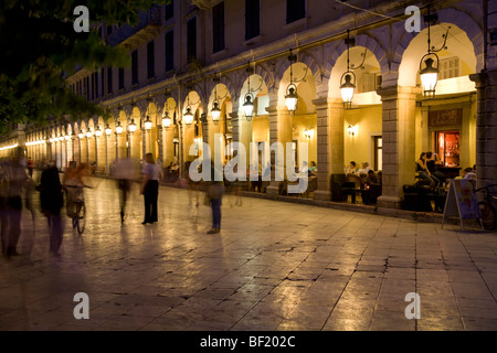 Nachtzeit in The Liston, Kerkyra (Korfu), Griechenland Stockfoto