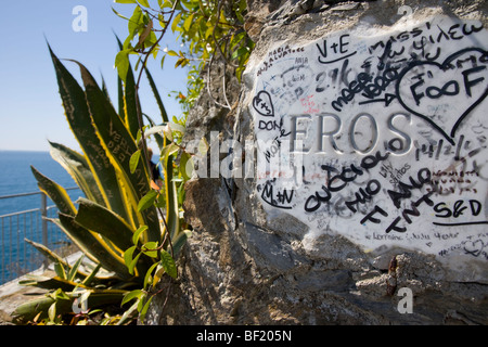 Eros-Plakette auf der Via Amore Path of Love, Cinque Terre, Ligurien, Italien Stockfoto