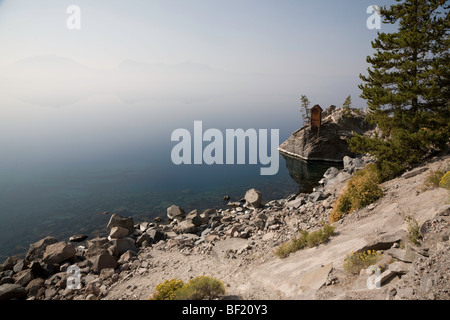 Cleetwood Cove Wasserstand Aufnahme Gage. Morgennebel verschleiert die Felge und Horizont-Linie - Crater Lake Nationalpark Oregon Stockfoto