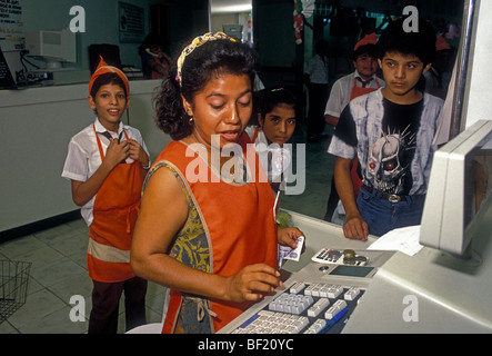 Mexikanische Frau, weiblich Kassierer, cashiering, Kasse, Comercial Mexicana, Supermarkt, Stadt Cancun, Mexiko Stockfoto