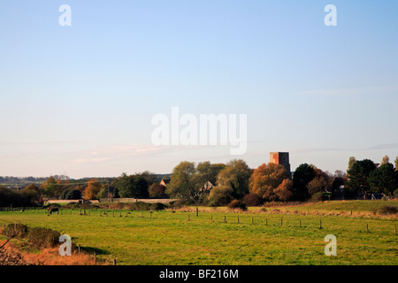 Ein Blick in Richtung Morston Kirche aus dem Peddars Weise und Norfolk Küstenweg am Morston, Norfolk, Großbritannien. Stockfoto