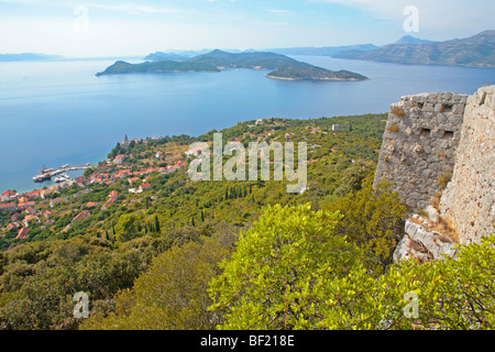 Panoramablick auf Lopud Stadt und Insel Sipan (im Hintergrund) von der alten Festung auf Lopud Insel in der Nähe von Dubrovnik, Kroatien Stockfoto