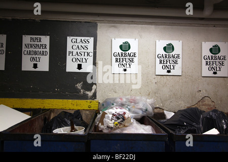 Vielzahl von recycling-Zeichen und Lagerplätze im hinteren Teil ein Restaurant, New York, NY, USA Stockfoto