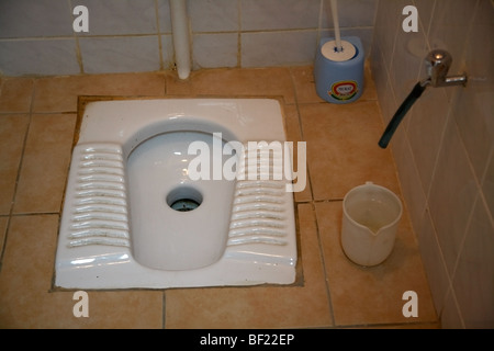 türkische Hocktoilette in Bad in Famagusta türkische Republik von Nordzypern trnc Stockfoto