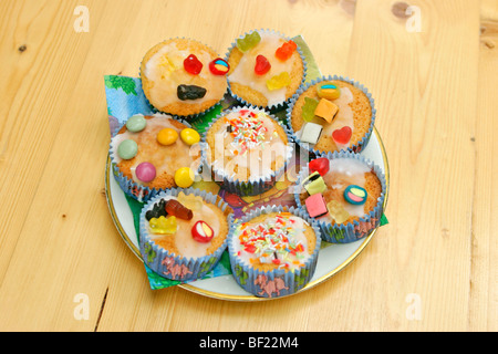 Muffins mit Süßigkeiten an einem Kindergeburtstag dekoriert Stockfoto