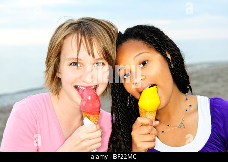 Porträt von zwei Mädchen im Teenageralter essen Eiscreme-Kegel Stockfoto