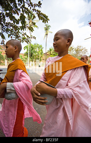 Zwei Nonnen nehmen Angebote, Yangon, Myanmar. Stockfoto