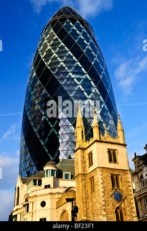 Gherkin Gebäude kontrastiert mit alten gotischen Kirche von St. Andrew Undershaft in London England Stockfoto