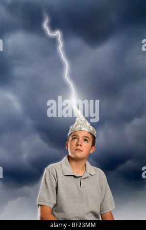 Junge mit Alufolie Hut von einem Blitz getroffen. Stockfoto