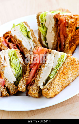 Geröstete Club-Sandwich, in Scheiben geschnitten auf einer Platte Stockfoto