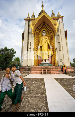 Zwei Swidwin junge unter großen Buddha Staue, Bago, Yangon, Myanmar. Stockfoto