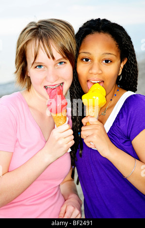 Porträt von zwei Mädchen im Teenageralter essen Eiscreme-Kegel Stockfoto