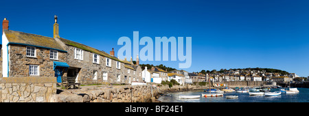 Einen Panoramablick über den Hafen in der alten Fischerei [Mousehole Dorf] Cornwall Stockfoto