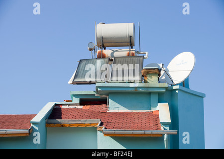 Solare Wasser-Heizungen auf Häuserdächern in Teos, Türkei. Stockfoto