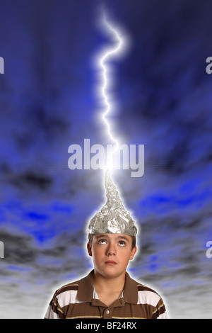 Junge mit Alufolie Hut von einem Blitz getroffen. Stockfoto
