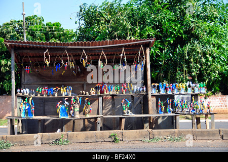 Souvenirs zum Verkauf am Straßenrand in der Nähe der Grenze zwischen den Bundesstaaten Sao Paulo und Mato Grosso do Sul, Brasilien Stockfoto