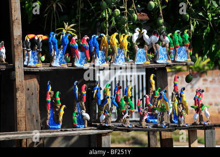 Typische Souvenirs zum Verkauf am Straßenrand in der Nähe der Grenze zwischen den Bundesstaaten Sao Paulo und Mato Grosso do Sul, Brasilien Stockfoto