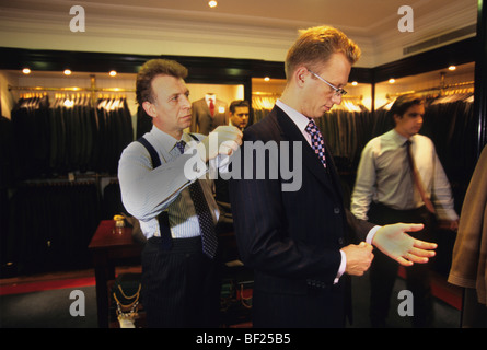 Versuchen, auf Anzug und Jacket bei Hackett Schneider, London Stockfoto