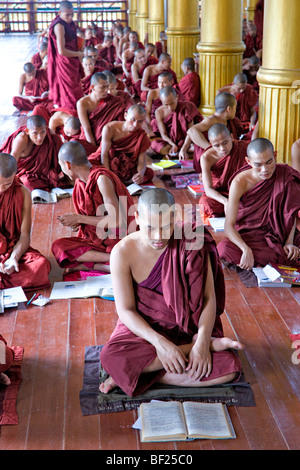 Mönche Studium innerhalb einer Schule, Bago, Yangon, Myanmar. Stockfoto