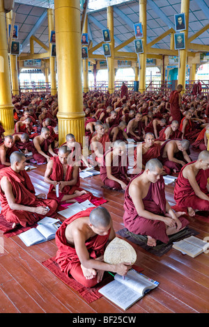 Mönche Studium innerhalb einer Schule, Bago, Yangon, Myanmar. Stockfoto