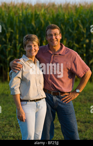 Landwirtschaft - Mann und Frau Landwirte darstellen, zusammen mit ihre reifenden Getreide Mais im Hintergrund / Minnesota, USA. Stockfoto