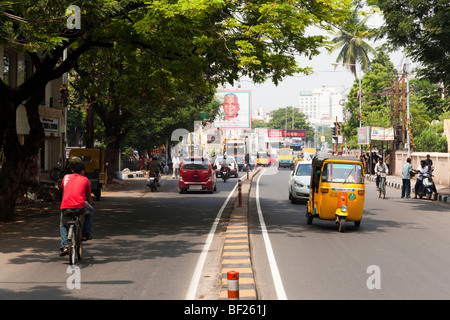Ein gelbes Auto-Rikscha / Tuktuk Reisen entlang der viel befahrenen Hauptstraße in Chennai Tamil Nadu, Indien Stockfoto