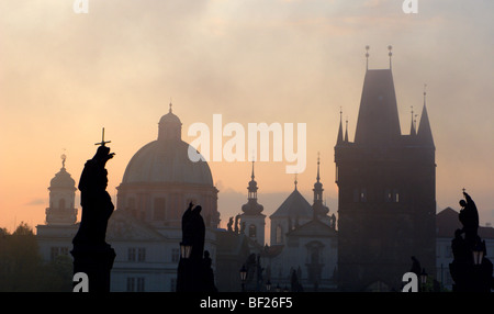 Sonnenaufgang über Prag - Blick von der Karlsbrücke entfernt Stockfoto