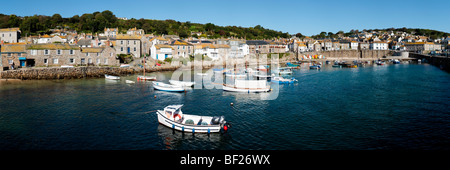 Einen Panoramablick über den Hafen in der alten Fischerei [Mousehole Dorf] Cornwall Stockfoto