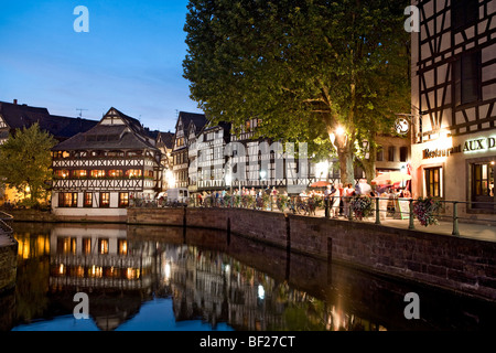 Restaurant Maison de Tanneurs im Abendlicht, Petite France, Straßburg, Elsass, Frankreich Stockfoto