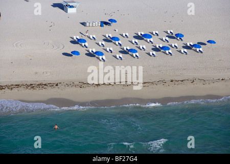 Blick auf Liegestühlen am Strand von Miami im Sonnenlicht, South Beach, Miami, Florida, USA Stockfoto