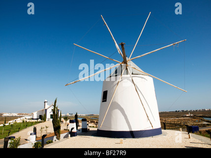 Eine renovierte Windmühle steht im Leerlauf mit Blick auf die Reserva Natural Do Sapal in der Nähe von Castro Marim an der Algarve Stockfoto