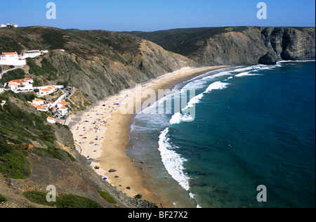 Arrifana Strand (Praia da Arrifana) an der westlichen Algarve-Küste im Süden Portugals. Stockfoto