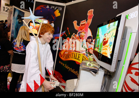 Fans spielen von Videospielen auf der London MCM Expo. Großbritannien 2009. Stockfoto