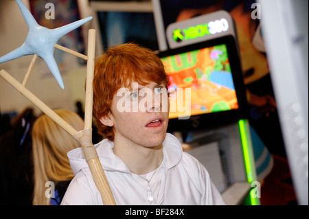 Spielen von Videospielen auf der London MCM Expo-Fan. Großbritannien 2009. Stockfoto