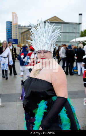 Fans verkleidet als ihre Lieblings-Kostüm-Figuren aus Comics, Animationen und Video-Spiele. London MCM Expo. Großbritannien 2009. Stockfoto