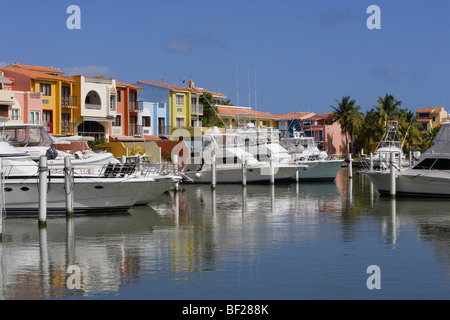 Boote sind in Amerika, Puerto Rico, Palmas del Mar Hafen vor der bunten Häusern, Palmas del Mar festgemacht Stockfoto