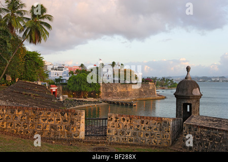 Die historische Altstadt unter bewölktem Himmel, Puerta de San Juan, San Juan, Puerto Rico, Karibik, Amerika Stockfoto