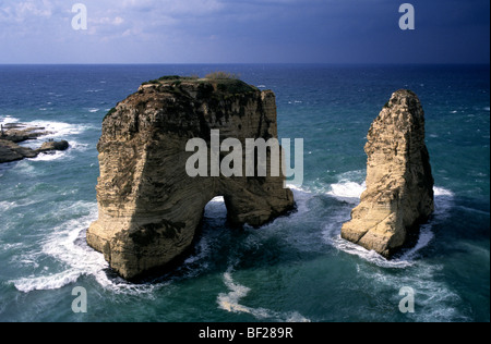 Ein Sturm zieht auf dramatisiert Libanons berühmten Pigeon Felsen, die direkt an der Küste von Beirut liegen. Stockfoto