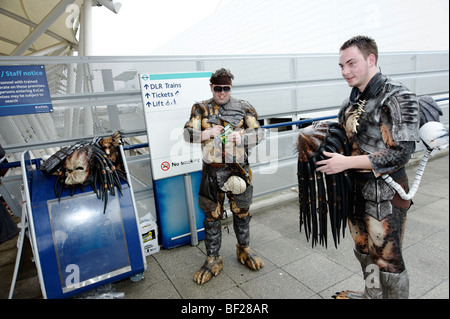 Fans verkleidet als ihre Lieblings-Kostüm-Figuren aus Comics, Animationen und Video-Spiele. London MCM Expo. Großbritannien 2009. Stockfoto